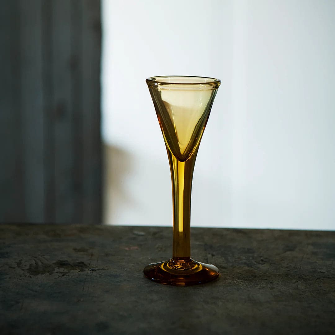 Antik snapsglas Utan dekor / Bärnsten
