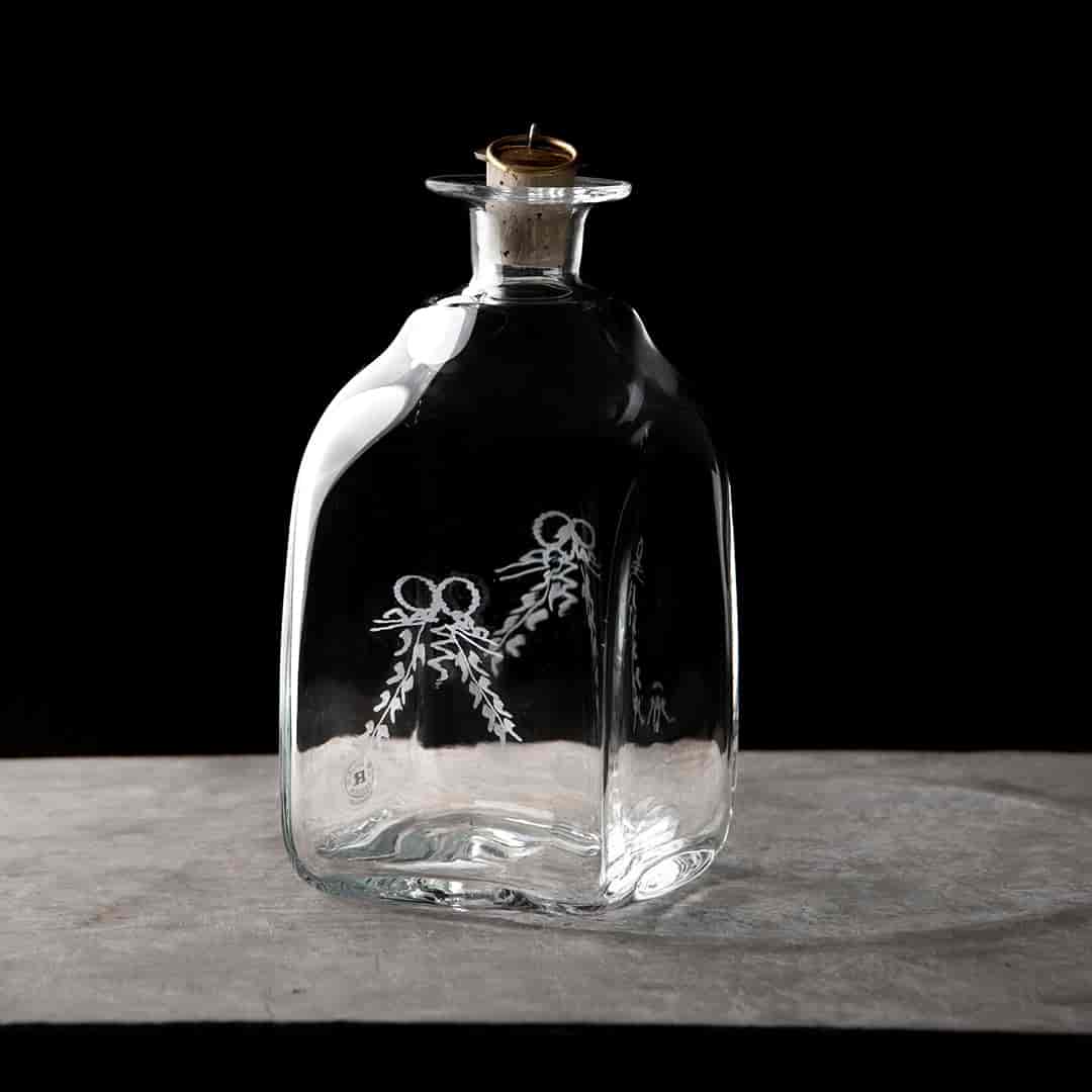 Antik snapskaraff med dekor Antik snapskaraff med dekor