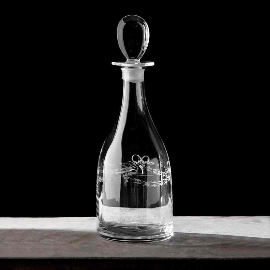 Antik karaff med dekor Antik karaff med dekor