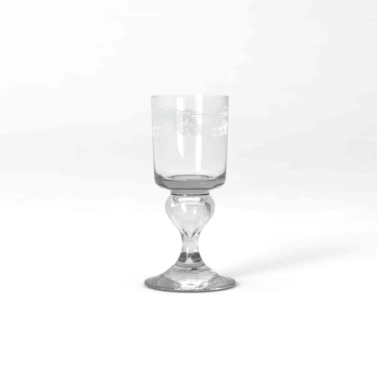 Antik vinglas med dekor 8 cl Antik vinglas med dekor 8 cl